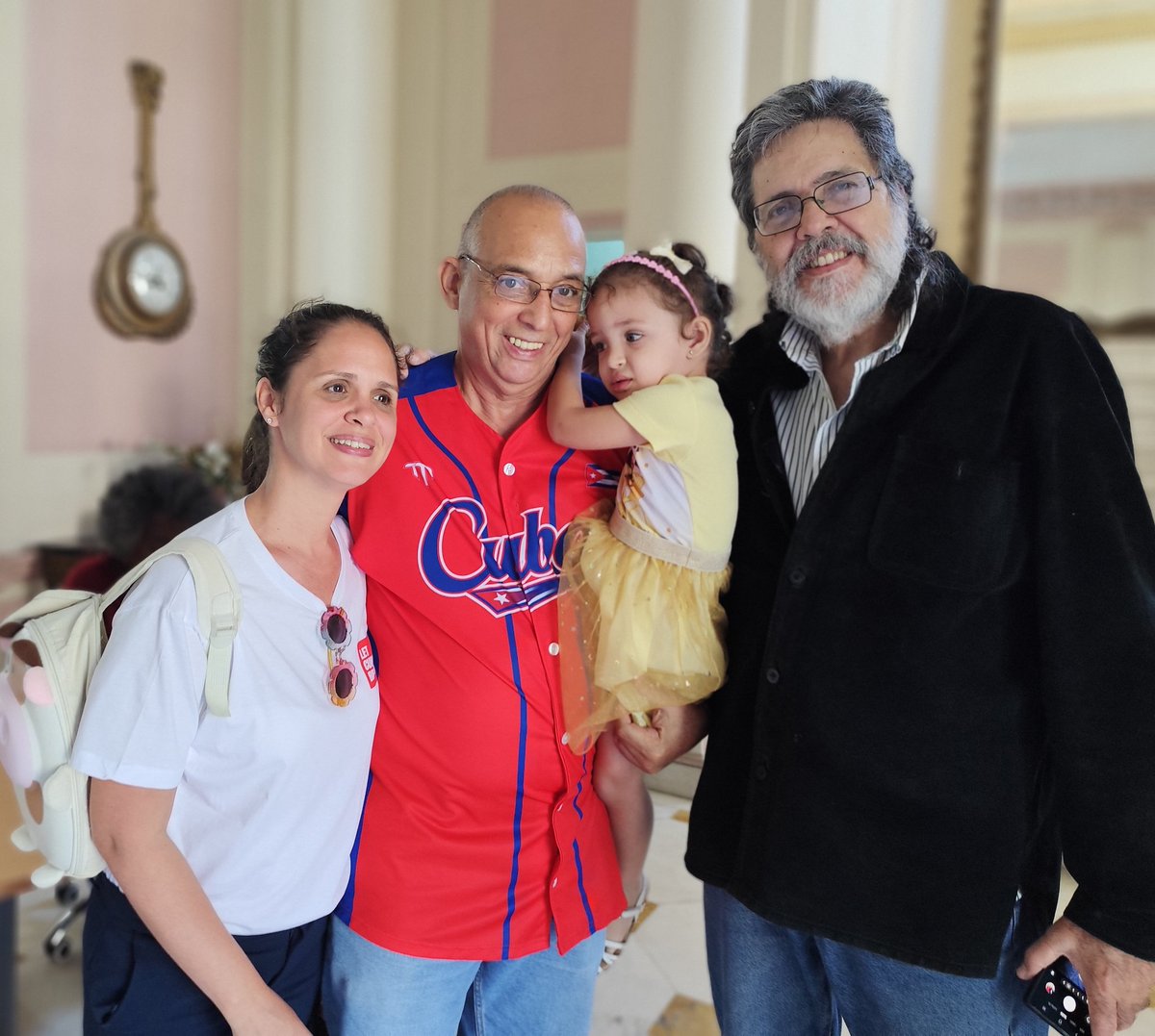 "Si tengo un hermano...", gracias <a href="/AbelPrieto11/">Abel Prieto</a> por tus lecciones de hermandad y lealtad a la patria.
#CubaVencerá