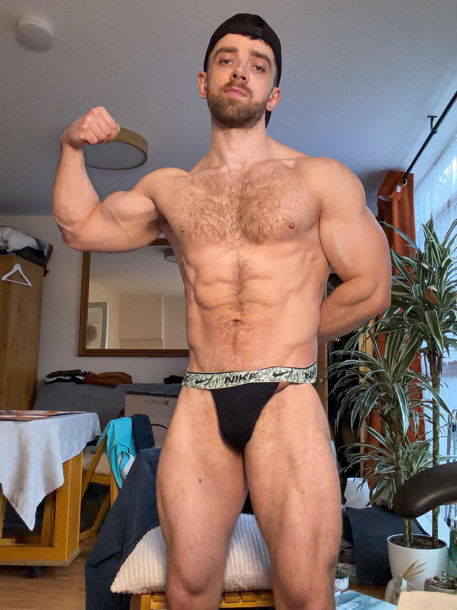 MaxDrawsMen tweet media