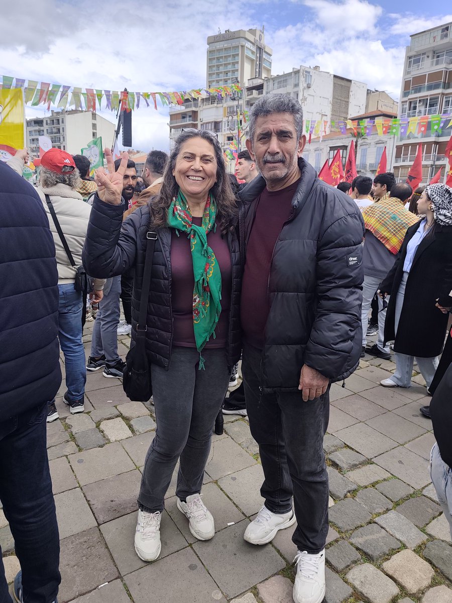 nihat63's tweet photo. KESK İzmir Şubeler Platformu olarak Gündoğdu Meydanında Newroz'u kutladık.

NEWROZ KUTLU OLSUN!
NEWROZ PÎROZ BE!
ნიშნავს წინააღმდეგობის
NEVRÛZ RÛZÎ TAB BORDEN EST
նշանակում դիմաէդրության
 مبارك علیكم عید النیروز https://t.co/QLdiQl88Sm
