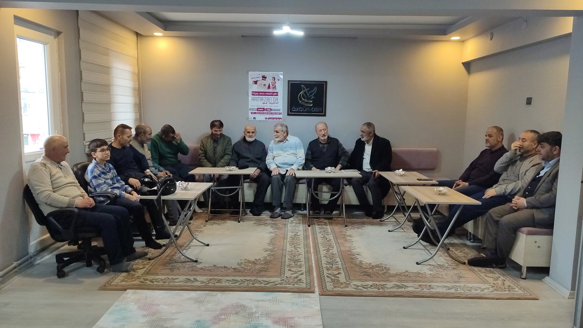 Dernek salonunda bayramlaşmak için bir araya geldik. Rabbimiz bizleri salihlerden eylesin ve salihler ile beraber eylesin.