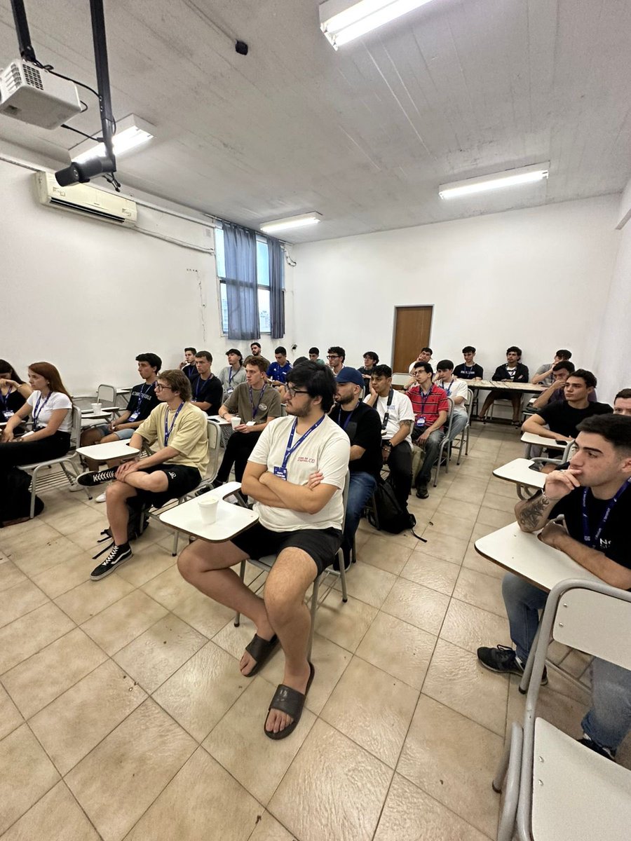 AleRepetto5's tweet photo. Cerrando una vez más una hackathon; ya perdí la cuenta después de +10 solo el año pasado 😅
Aunque esta vez, fue distinta: elegí estar del otro lado organizando el chapter Rosarino de @alephhackathon 🙌🏼

Me queda sobre todo agradecimiento a participantes, sponsors, personal docente y no docente, y a @crecimientoar por hacerlo posible ❤️ 

Honestamente, creo que sigo prefiriendo competir antes que mentorear, pero estuvo muy bueno vivir la experiencia desde otro lugar. Menos metido deep en el código y más enfocado en hacer buenas preguntas, destrabar ideas y ayudar a que distintos equipos encuentren dirección 🙌🏼
Y sí, terminar una hackathon con al menos 6 horas de sueño y sin 20 cafés encima también estuvo bueno jajajaj
