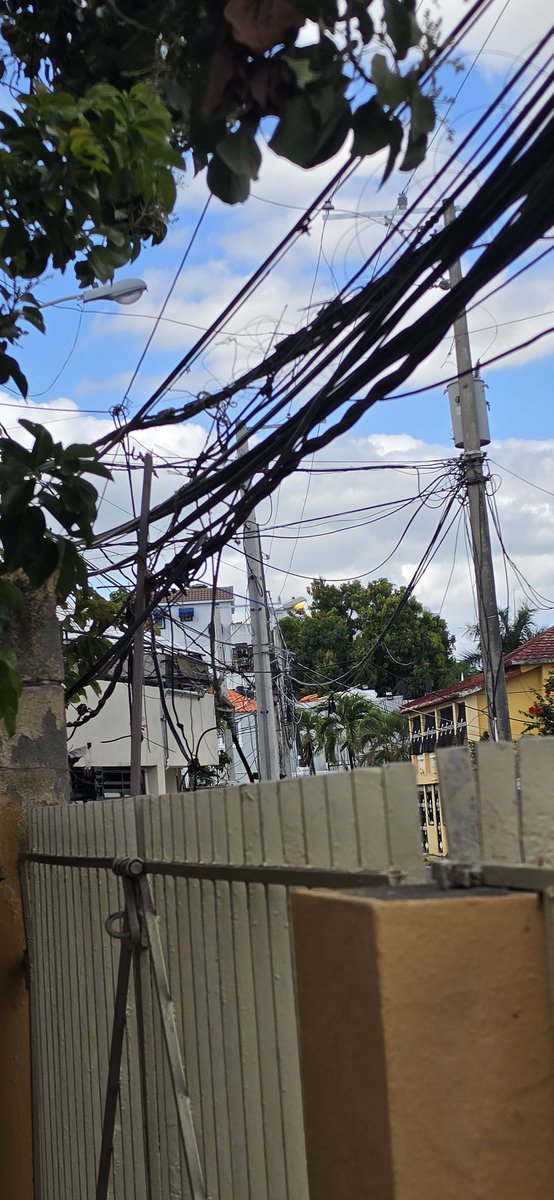Alexmateo0318's tweet photo. @EdeesteRD @duvergedaniel año y medio desde esta queja y @EdeesteRD no ha hecho nada, he tenido que tomar medidas para evitar una desgracia y amarrar parte del tendido eléctrico que por centímetros esta casi sobre mi reja perimetral, esperan Un fallecido o hay que ser político pa recibir atención? https://t.co/s5wk7eLYnj