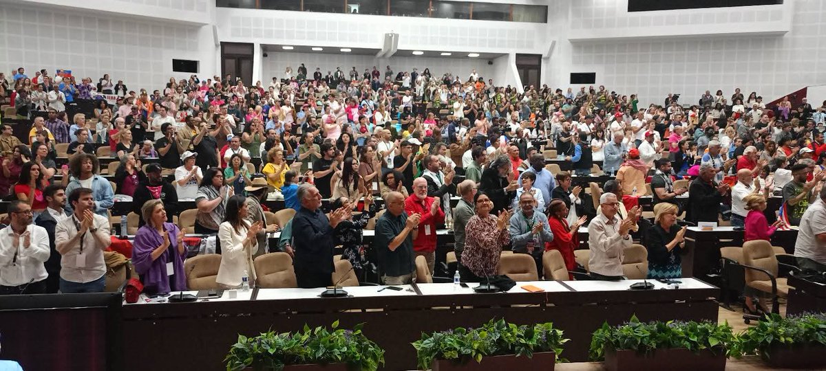 Ante los amigos solidarios, integrantes del #ConvoyNuestraAmérica nuestro Presidente Miguel <a href="/DiazCanelB/">Miguel Díaz-Canel Bermúdez</a> afirmó:
"Nos comprometemos ante ustedes a resistir sin vacilaciones de ningún tipo" 
"Cuba no amenaza a nadie. Somos, en todo caso, una amenaza moral". #CubaNoEstáSola