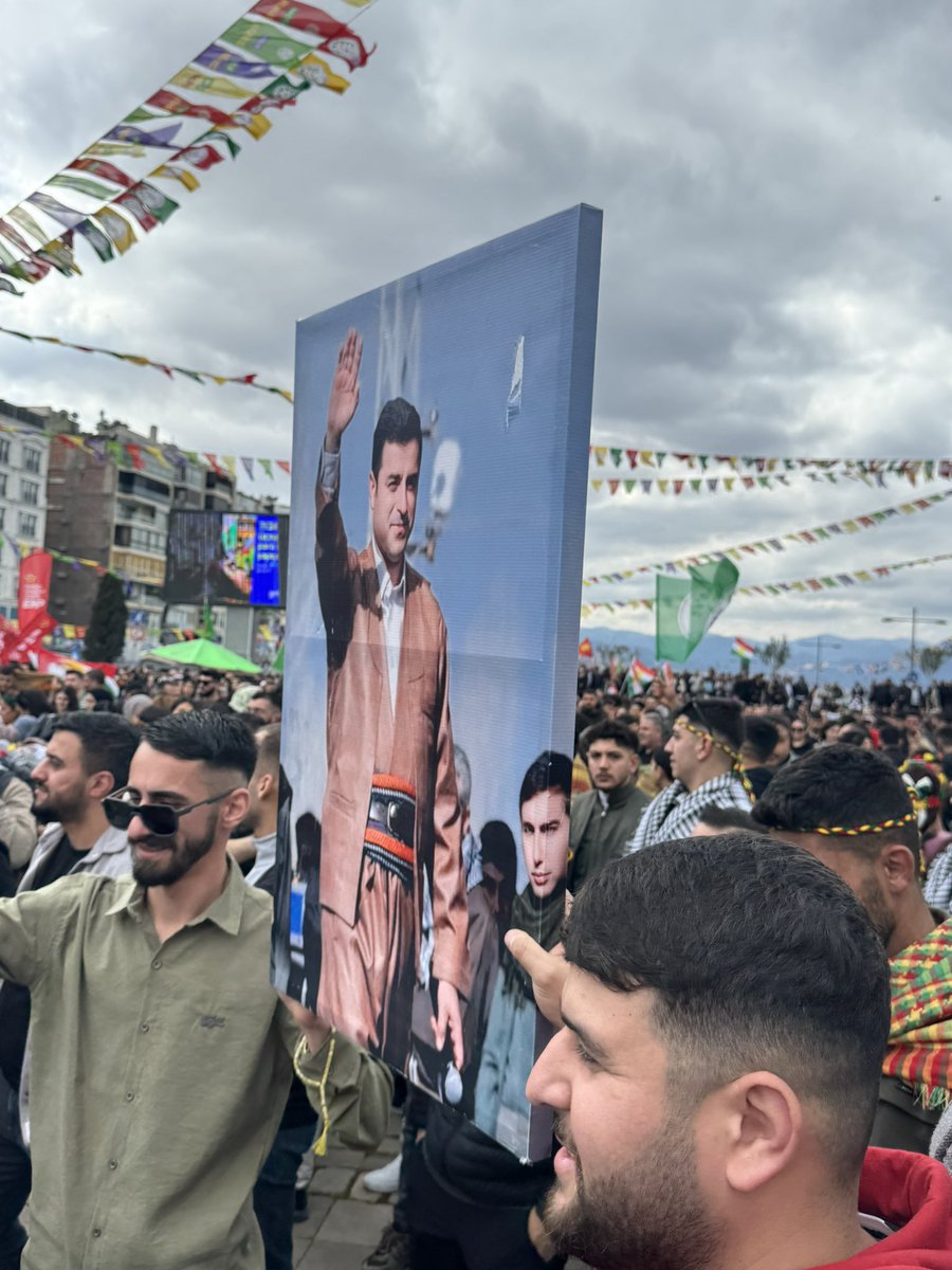 RudawTurkce's tweet image. #İzmir'de binlerce kişinin katılımı ile #Newroz kutlaması yapıldı