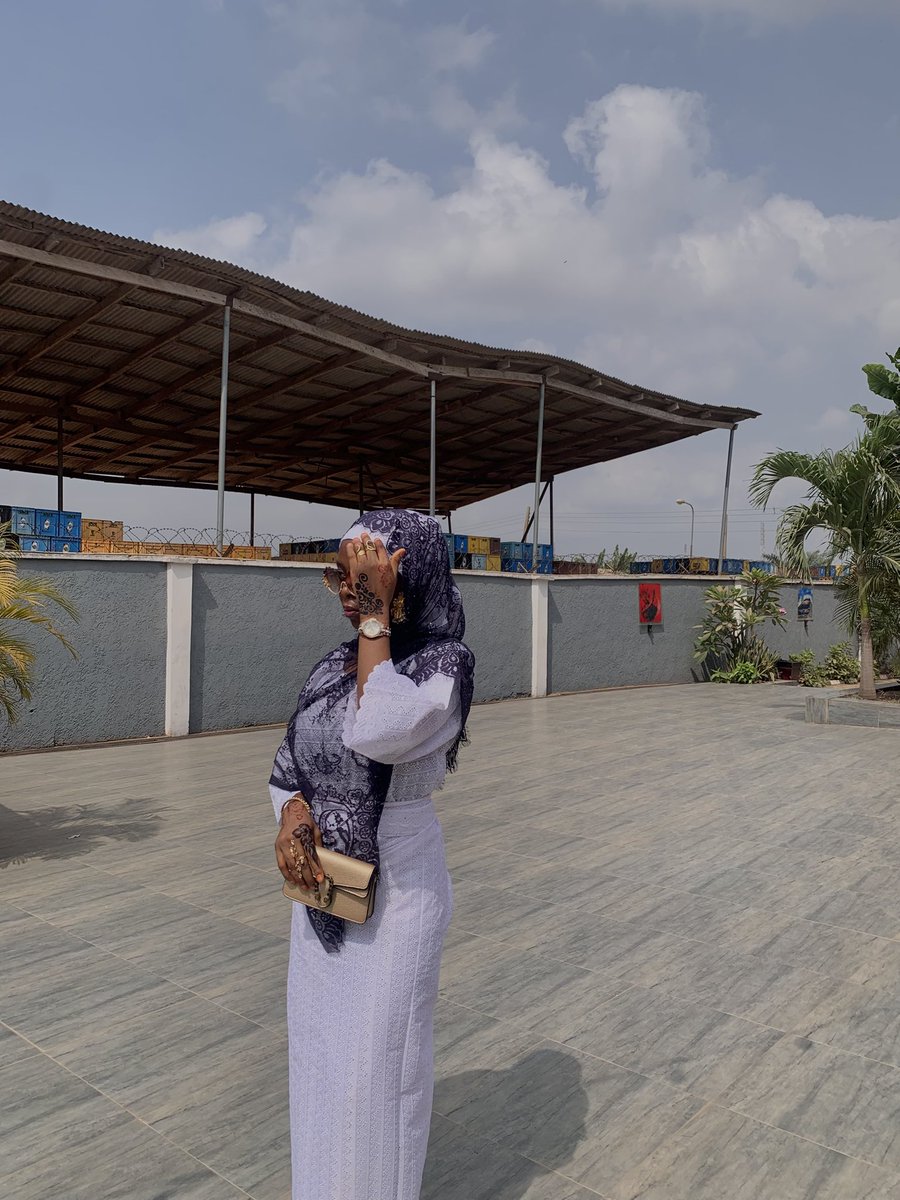 _aramide09_'s tweet image. I slayed this perfectly. Iro and buba can’t look better than this 😊