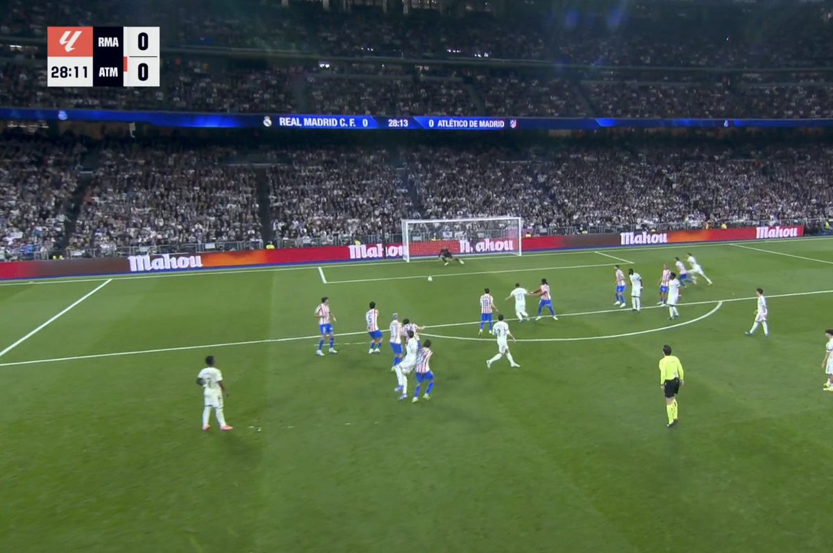 TouchlineX's tweet photo. 📸 - VALVERDE'S FREE KICK IS SAVED! https://t.co/GlGstWWl4X