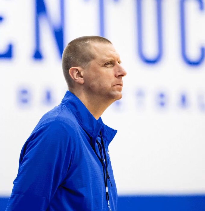 TheHoopHerald's tweet photo. Kentucky is giving up 

Seeing ZERO fight - This is not good https://t.co/l3dIYmMrLr