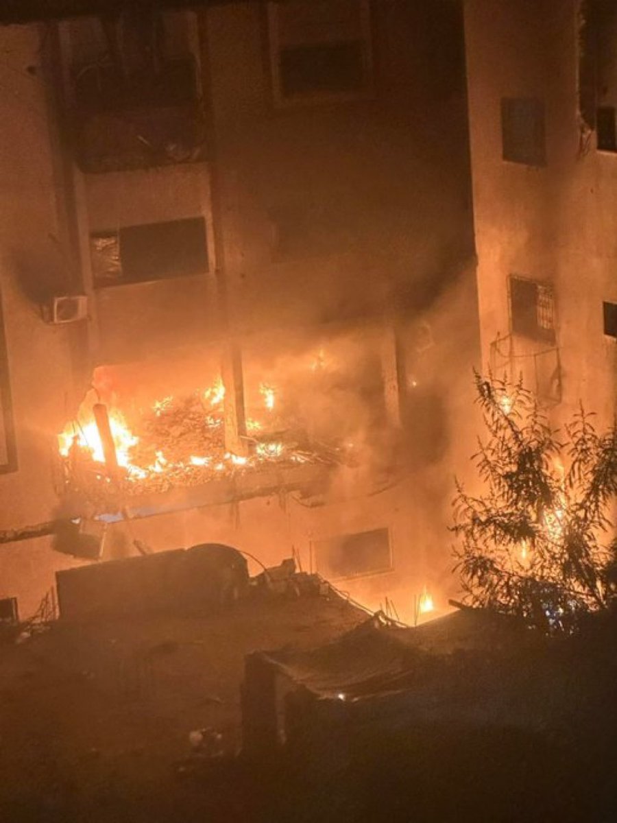 israil savaş uçakları az önce Gazze'de bir evi bombaladı..

- İran'nın onlara verdiği acıyı masum sivillerden çıkarıyorlar..!!