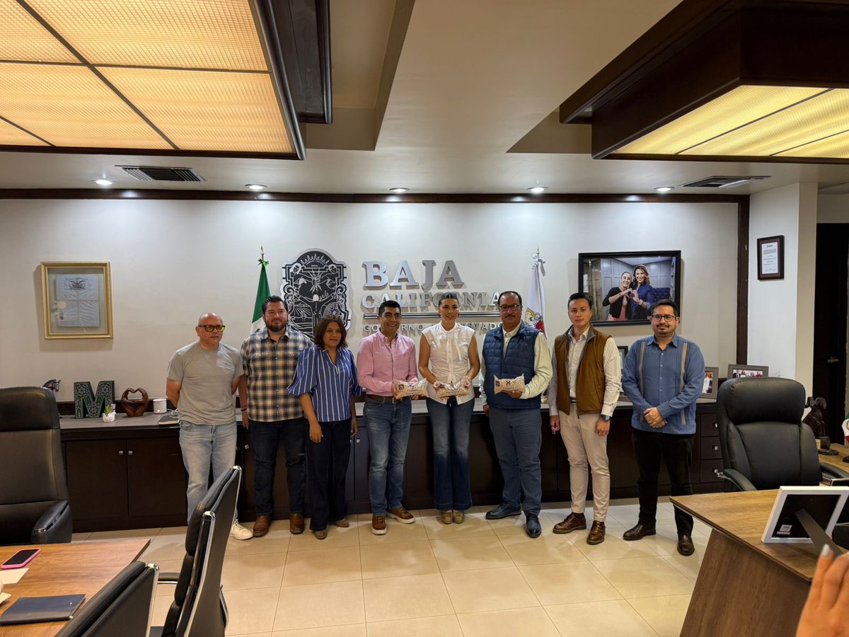 RaulSalgadoSV's tweet photo. Sostuve una reunión de trabajo con la gobernadora de Baja California, @MarinadelPilar para fortalecer el consumo del frijol nacional, un alimento clave en la mesas mexicanas

Siguiendo el rumbo marcado por nuestra presidenta @Claudiashein , trabajamos por la soberanía alimentaria https://t.co/6EoIvir8Ij