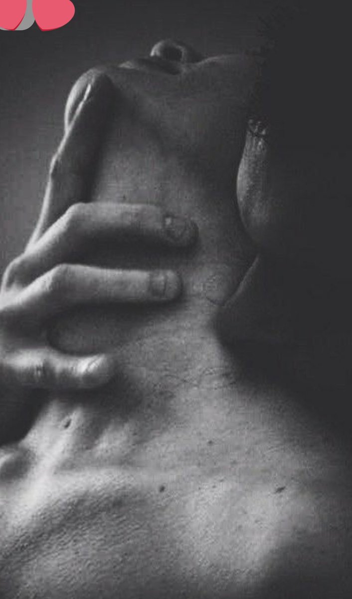 rubamors's tweet photo. Entre sus manos , no me vuelvo  nada y todo a la vez. 
Siento  que vivo y respiro al ritmo que me marca. 
Es usted quien produce en mil los deseos incontrolables y que solos están vivos para el. 
#DiaDeAdoración https://t.co/j7QyrWs01L
