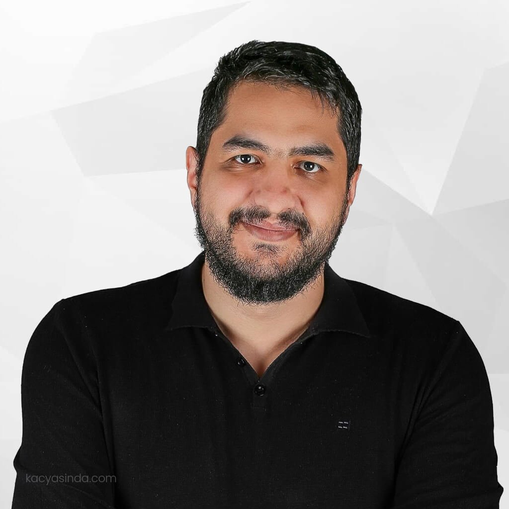 Altay Cem Meriç yine gündem olmuş. Bu gencin üzerine sistematik şekilde bir oyun kuruyorlar gibi görünüyor. 

Benim tezim ise...

Muhafazakar camiadan son 20 yıldır yıldızı parlayan, konulara ilmi açıdan yaklaşabilen, cemaat bağlantısı, arka plan ajandası olmayan tek genç Altay