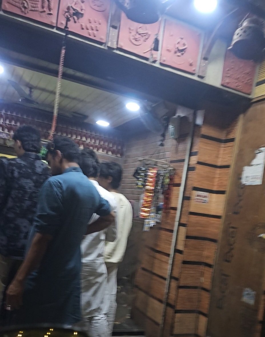 AnwarSahara's tweet photo. रात के 2 बज रहे हैं मुंब्रा में मेला चालू है,शिमला पार्क पर पान दुकान,तंवर सोसायटी में चाय शॉप,आयडीयल मार्किट,और कादर पैलेस कौसा में पान की दुकानें धड़ल्ले से खूली हैं। 
@Awhadspeaks @ThaneCityPolice @CMOMaharashtra @abpmajhatv @ThaneCollector https://t.co/SGIu9Jt81t