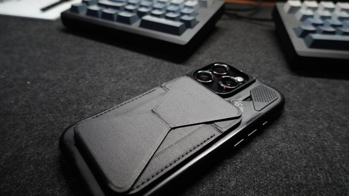 duke_gadget's tweet image. 急遽iPhone 16PROを卒業することになった。(家族にスマホを下ろす)

AULUMUのスマホケース気に入ってたのでちょっと残念😢

その前も使ってたので
次は新しいメーカーに挑戦するか？🤔

#desksetup
#gadget