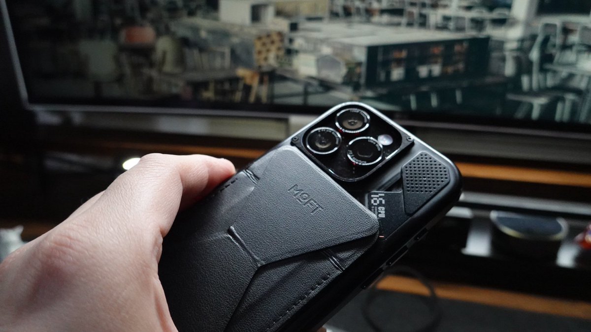 duke_gadget's tweet image. 急遽iPhone 16PROを卒業することになった。(家族にスマホを下ろす)

AULUMUのスマホケース気に入ってたのでちょっと残念😢

その前も使ってたので
次は新しいメーカーに挑戦するか？🤔

#desksetup
#gadget