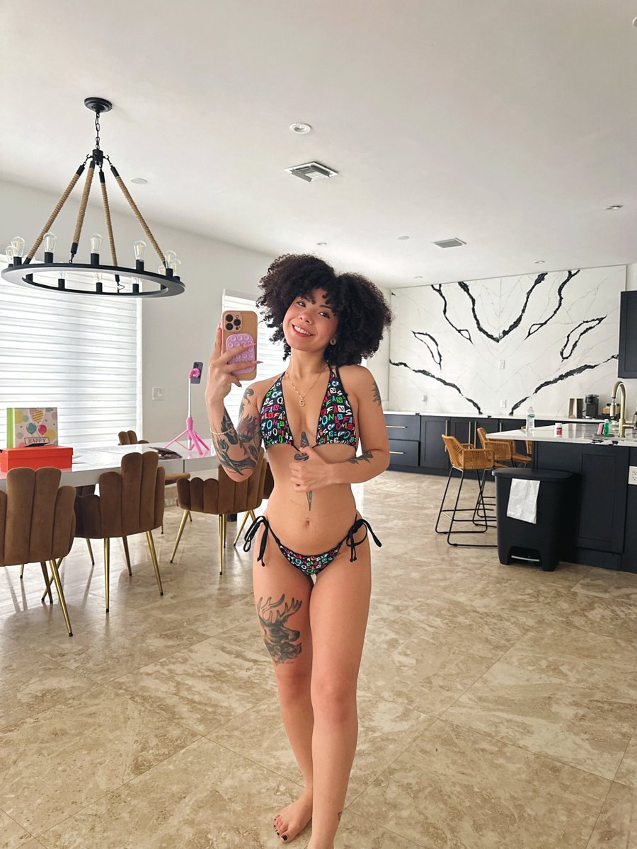 SunnyDunePop's tweet photo. Does this suit me? 🤍 https://t.co/zftARhPZas