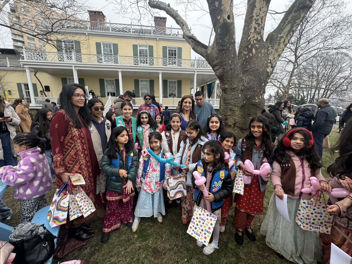 NidaKhanNY's tweet image. Went to ⁦@NYCMayor⁩’s #Eid celebration at Gracie Mansion, full of adorable kiddos, this is the first Muslim Girl Scouts troop, so cute! 🥰 

Troop NYC Muslim I’m calling them 🤣