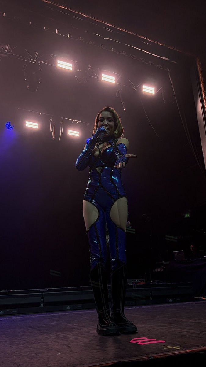 ya la seguía de antes pero cuando vi este video en ig me juré que la iba a ver en concierto y en 2024 lo cumplí 💜