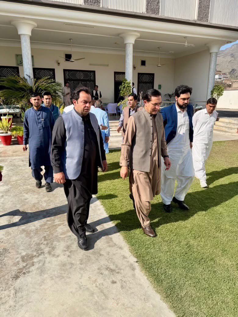 عید کے موقع پر ایم این اے سہیل سلطان ایڈوکیٹ کی چیئرمین پی ٹی آئی بیرسٹر گوہر سے بونیر کے حجرے میں خوشگوار ملاقات ہوئی اور عید کی مبارکباد پیش کی۔