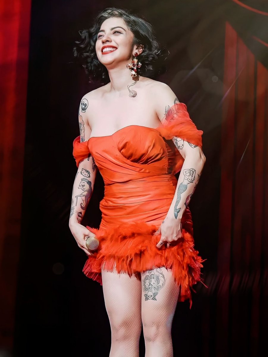 Consulta sabe algún seguidor de <a href="/monlaferte/">Mon Laferte</a> de siempre q sepa responder a esta pregunta : Que artista internacional invito por primera vez a talonear a Monserrat Bustamante ? esto sucedió en Santiago. Yo tengo una respuesta <a href="/FrancoDeVita/">Franco De Vita</a> q opinan Uds ?