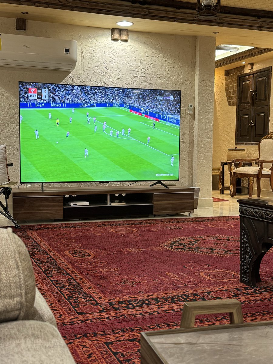 أتلتيكو مدريد فريق بكامله عبارة عن رجل واحد ماشاءالله عليهم 
ريال مدريد رجل واحد عبارة عن فريق كامل ( فيني ) و الباقين ماعندك احد .