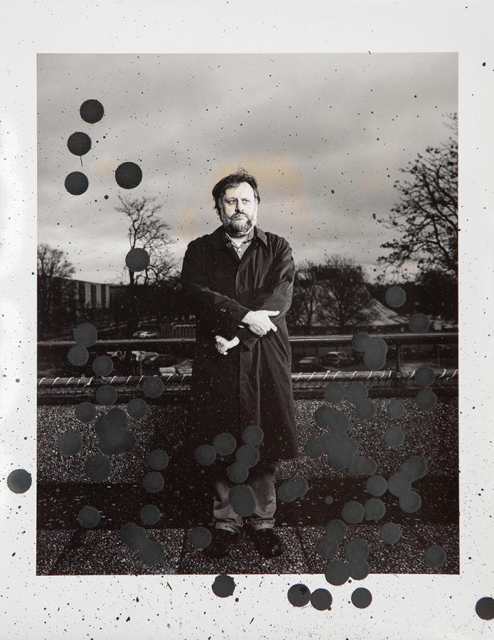 "Pensar no está para tranquilizar conciencias, sino para incomodarlas. La filosofía no viene a calmar la angustia, sino a señalar de dónde proviene".  
Slavoj Žižek
📷Oliver Mark.