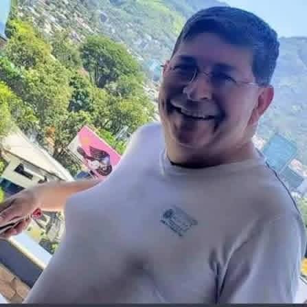 LaBukelysv tweet media