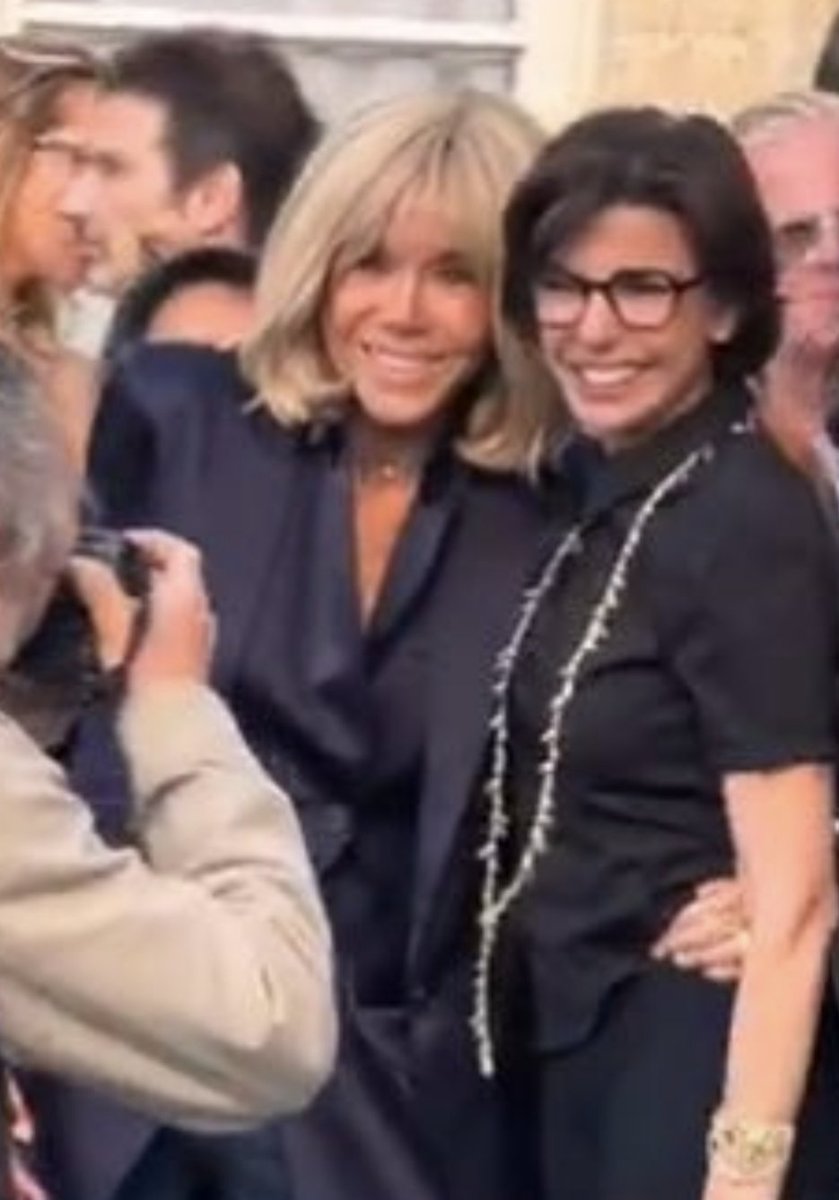 LaComplAutiste's tweet image. Scoop : Macron refait un remaniement pour réintégrer Rachida #Dati  au gouvernement pour qu'elle ne publie pas ses Kompromats sur Brigitte.
#Paris #MunicipalesàParis
#municipales