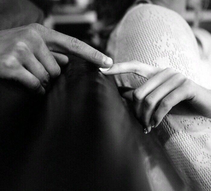 Hay miradas que invitan… y distancias que provocan.” 🖤