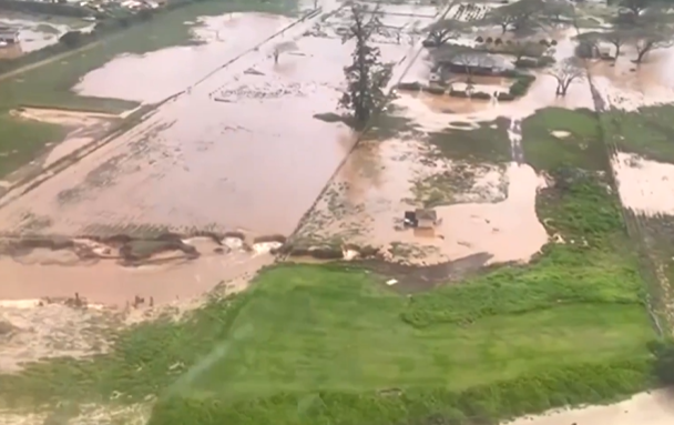 RandomstuffA2Z's tweet image. ⚠️ NEW: Fresh drone footage reveals major flooding on Oahu as Hawaii battles another round of flash floods.  
This is the second severe event in less than 14 days — infrastructure is taking a beating.  
#HawaiiWeather #FloodAlert #ClimateUpdate