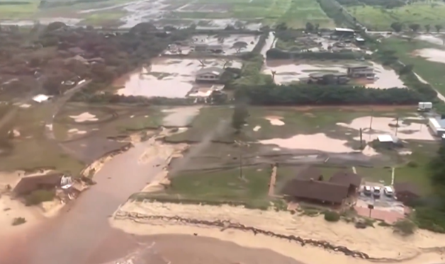 RandomstuffA2Z's tweet image. ⚠️ NEW: Fresh drone footage reveals major flooding on Oahu as Hawaii battles another round of flash floods.  
This is the second severe event in less than 14 days — infrastructure is taking a beating.  
#HawaiiWeather #FloodAlert #ClimateUpdate