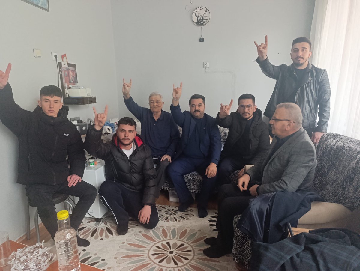 Ülkü Ocakları Uşak İl Başkanımız
Gürkan UĞRASIZ ve yönetimi,
Ramazan Bayramı münasebetiyle Uşak'ta Bulunan Ülkücü Şehit ailelerimize,
Ramazan Bayramımızın manevi ikliminde hanelerinde ziyarette bulunarak bayramlastilar.

Tüm Türk İslam aleminin Ramazan Bayramı Hayırlara vesile