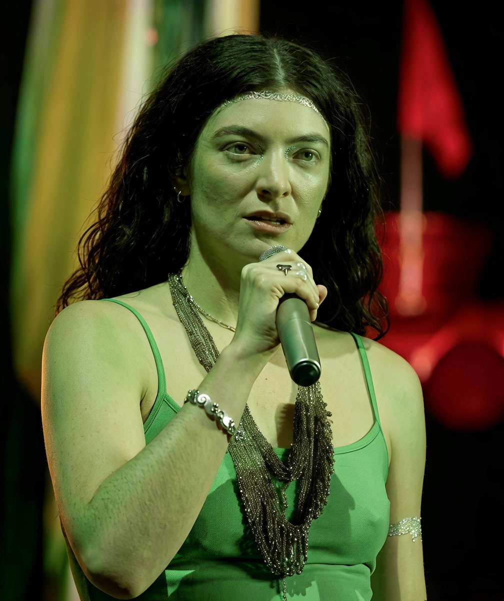 Lorde fix 🩻🧬⛓️ tweet media