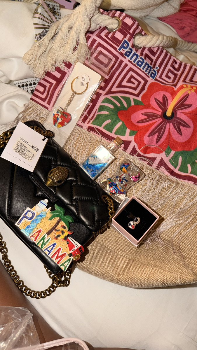 👩🏽‍❤️‍💋‍👩🏽 tweet media