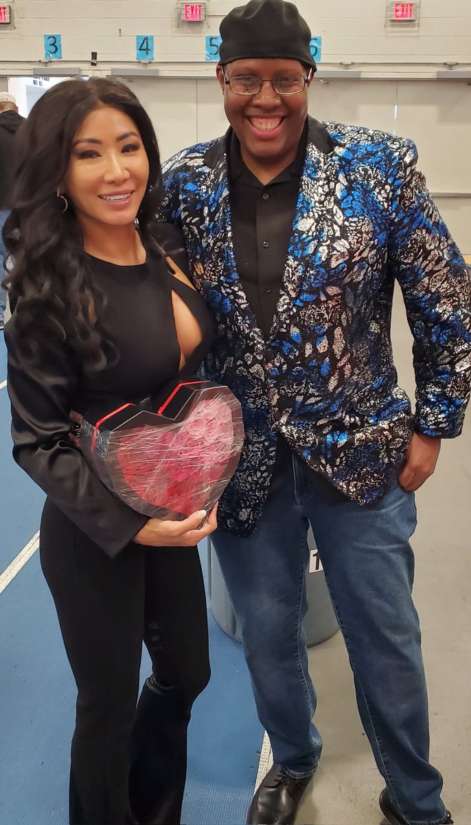 NightShadowNYC's tweet photo. 👑 @gailkimITSME highness💖. It is always such a pleasure meeting you at the big event yesterday. I really hope you enjoy your forever heart box roses. There is also a little surprise on the bottom side of the forever roses heart box that you pull out 😊. https://t.co/2f77Ta1D4K