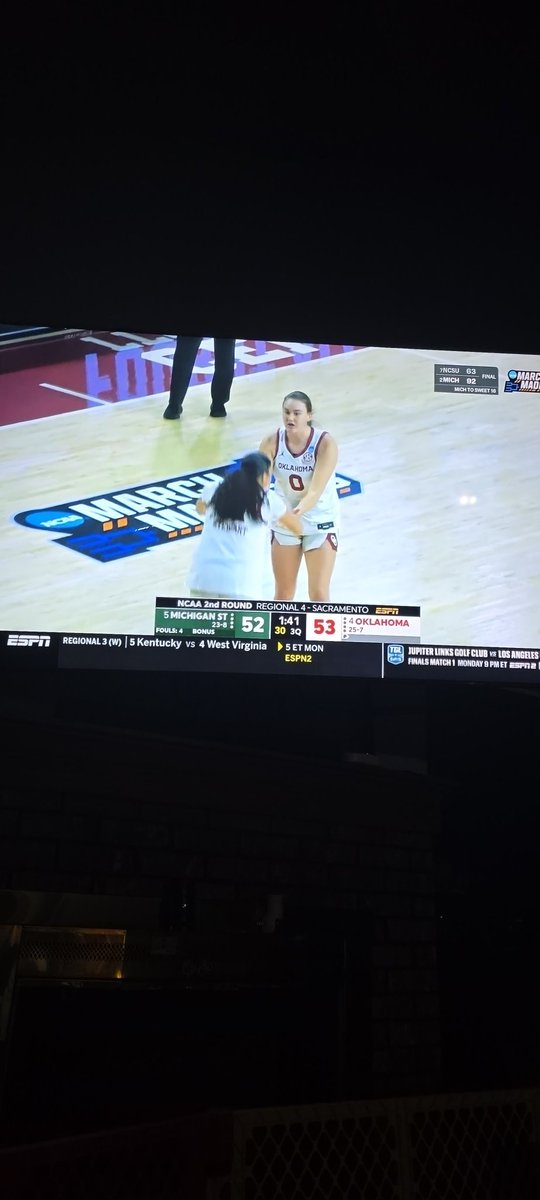 jdash2113's tweet photo. Terrible officiating. Refs clearly favor Michigan State. #OklahomaBasketball https://t.co/hEBc4b72bE