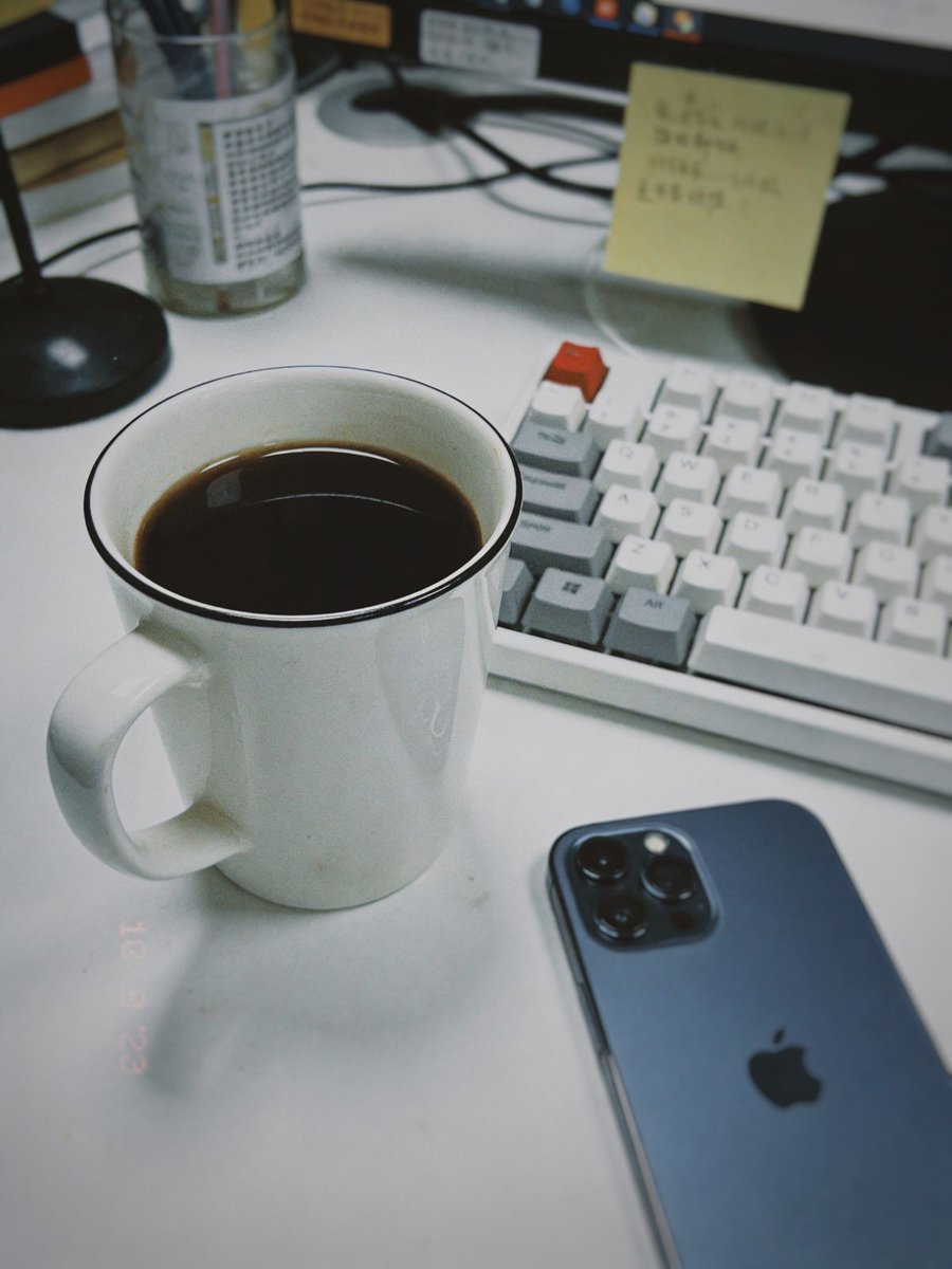 mooncakechu_'s tweet photo. ☕ 星期一的早晨，黑咖啡像一種儀式，把腦袋從迷霧中拉回來。苦澀裡帶點溫柔，就像提醒我：新的開始不一定要完美，但一定要清醒。
你覺得咖啡最重要���是味道，還是氛圍？✨🌿

#MondayMood #咖啡日常 #清醒時刻 https://t.co/3NguB10sJE