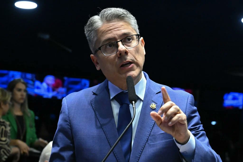 senador ALESSANDRO VIEIRA <a href="/_AlessandroSE/">Alessandro Vieira</a> , esse é o criador da "lei felca" e do PL2630, que recebe dinheiro de ONG estrangeira pra censurar a internet no brasil, o mandato dele para o senado acaba em 2027, ou seja, esse filho da puta nao pode ser reeleito em 2026