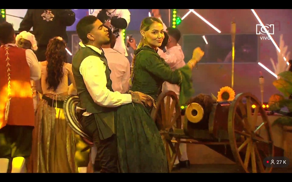 inFluyeEnSer's tweet photo. Yuli puede ser lo que quiera.
Ultimadamente perrear es 
Lo suyo, pero ajá a lo bien 
inquietud da, algo pasa !

Tenemos que volver al
tiempo donde solo se
ve a las colombianas 
como pedazos de 🥩?

@CanalRCN #Televixium 🧬 
#LaCasaDeLosFamososCol3 https://t.co/7Z6EoppmTJ