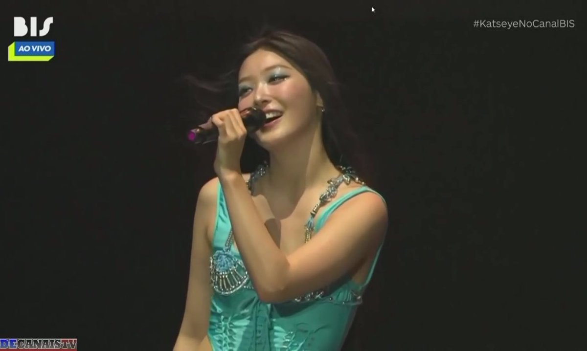 raquel is mourning. tweet media