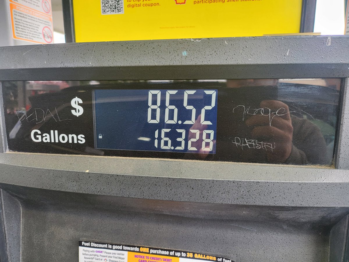 Maxwolf95's tweet photo. #trumpsgasproblem #trumpcession #trumpaffordabilitymeltdown #TrumpWar #trump This totally sucks. Anyone else unhappy with gas prices right now? https://t.co/5PtdVLmyf9
