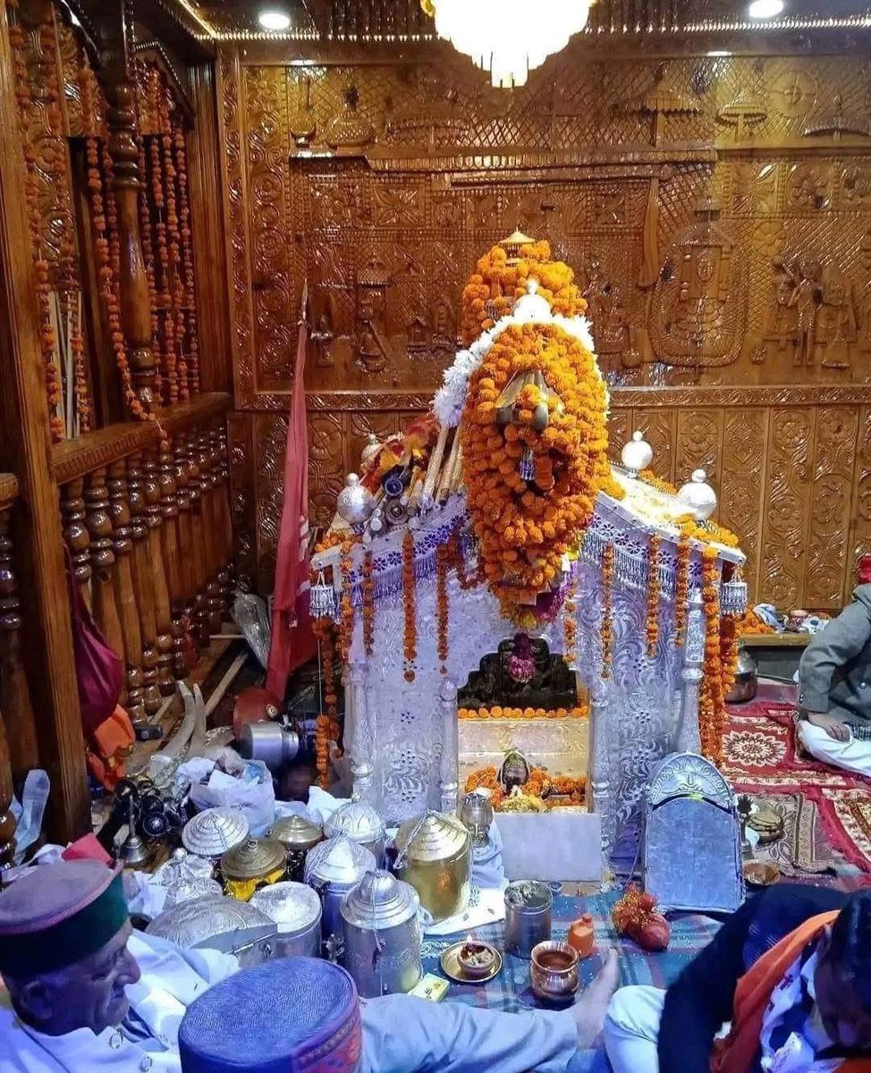 देवभूमी हिमाचल प्रदेश

गर्भगृह से साक्षात महादेव शिरगुल चूड़ेश्वर महाराज जी के दर्शन 🙏🏻