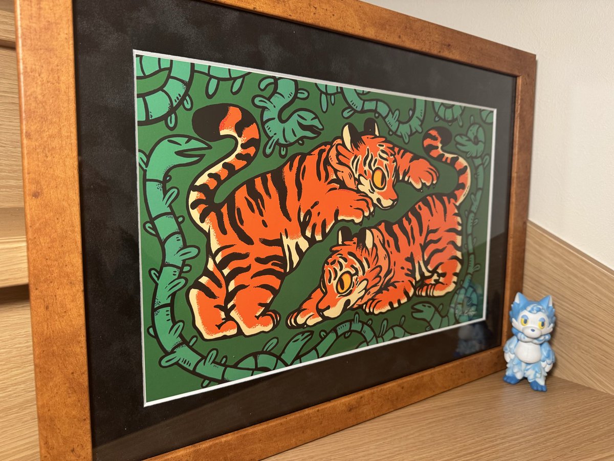 kgsw13's tweet image. #あらいきりこ さんの個展 #FACTORY にてお願いしていた複製原画が届きました🖼️👏👏

ジークレーは印刷がすごく綺麗です🤩
🐅はあらいさんのキャラクターの中でも凄く好きで強さと可愛さのバランスが良き❣️額装込だったのも魅力的でした✨💫
一緒に迎えていたオオカミくんとWガォーッッ🐺🐯👀👀