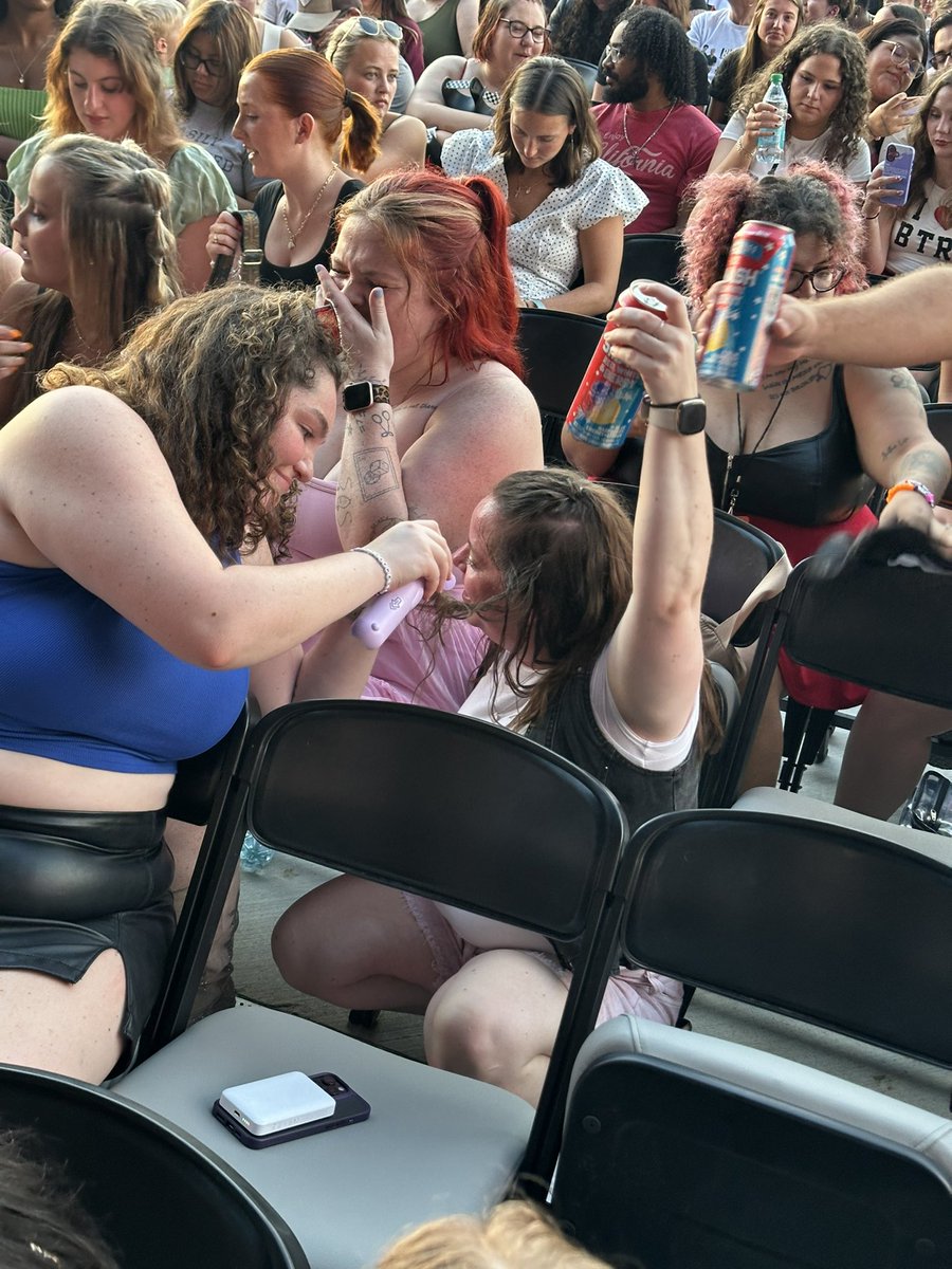 kristen 🌺 tweet media