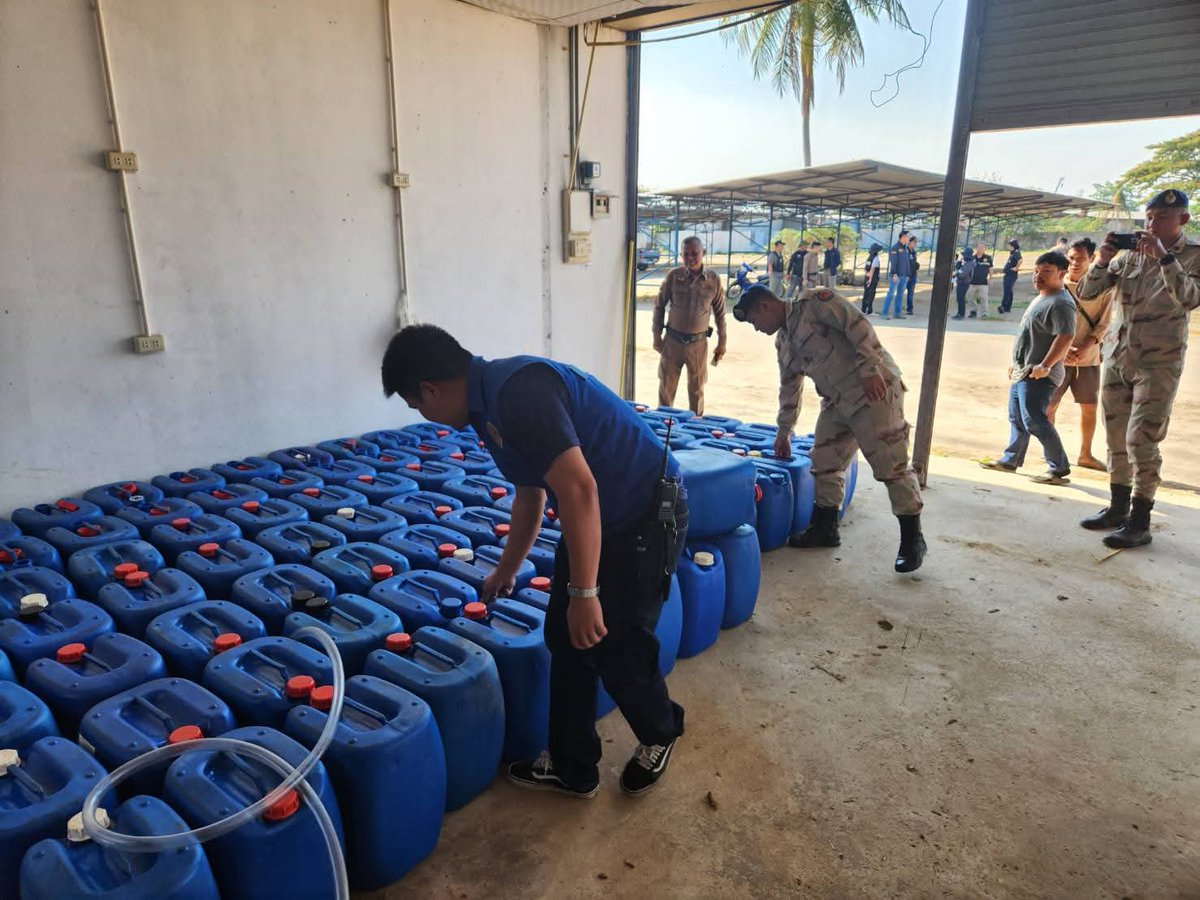 ปัญหาตอนนี้คือ มันมีตลาดที่ขายน้ำมันได้ราคาสูงกว่า ที่ขายในปั๊มน้ำมันปกติที่รัฐควบคุมราคา ทั้งลอบส่งออกไปประเทศเพื่อนบ้าน หรือขายในประเทศผ่านช่องทางนอกปั๊มแบรนด์ปกติ และรัฐควบคุมราคาไม่ได้ แถมตัวเลขน้ำมันที่ออกจากบริษัทน้ำมันยังได้เงินอุดหนุนจากกองทุนน้ำมัน