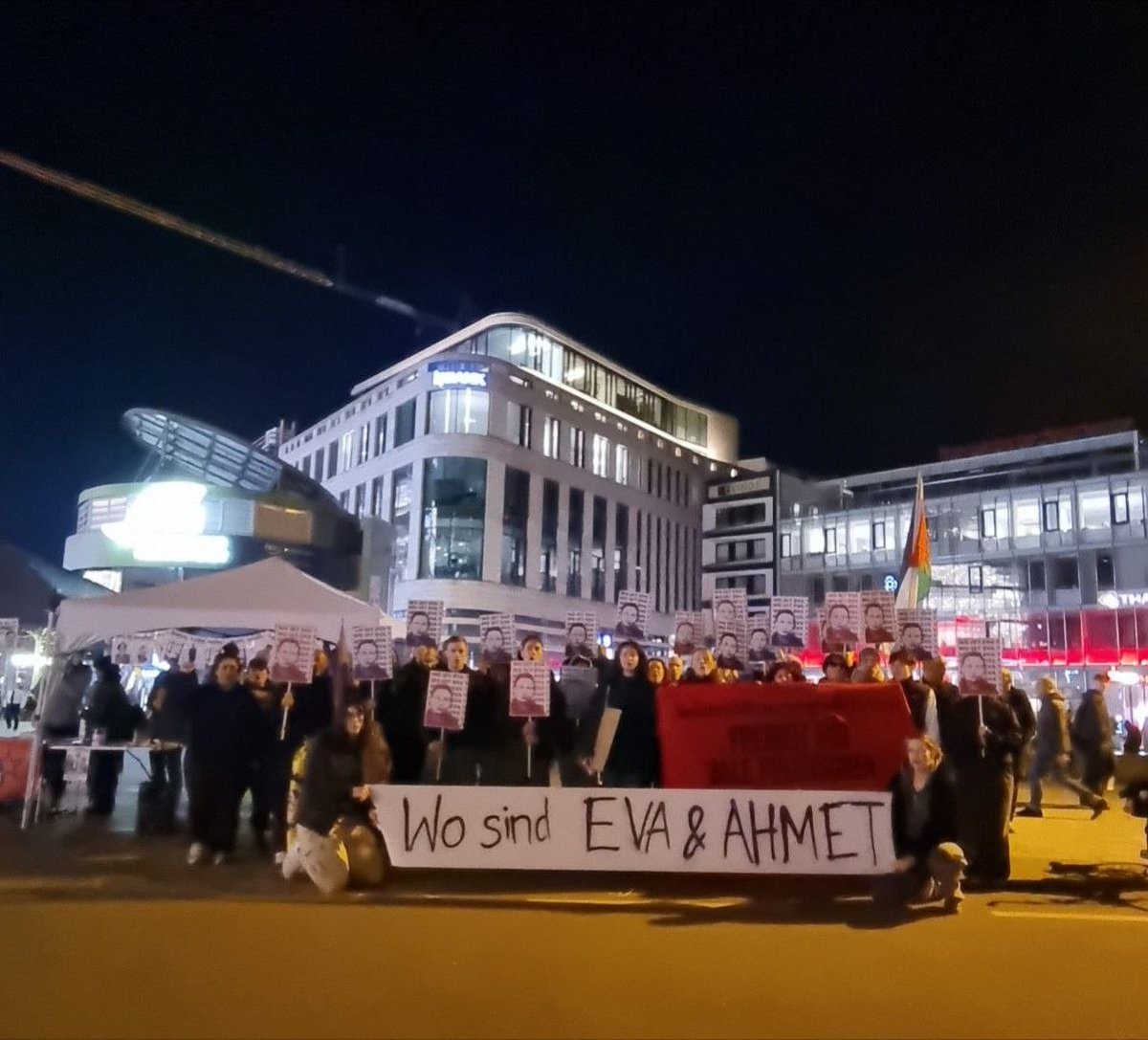 VVNBdAFfm's tweet photo. Eindrücke vom 18. März 2026 zum Tag der politischen Gefangenen. Unsere Solidarität sprengt alle Ketten! ✊🚩
#tagderpolitischengefangenen
#liebeundkraftinuntergrundundhaft #antifa #antiimp #ffm #frankfurt #vvnbda https://t.co/CELyRzIMjs