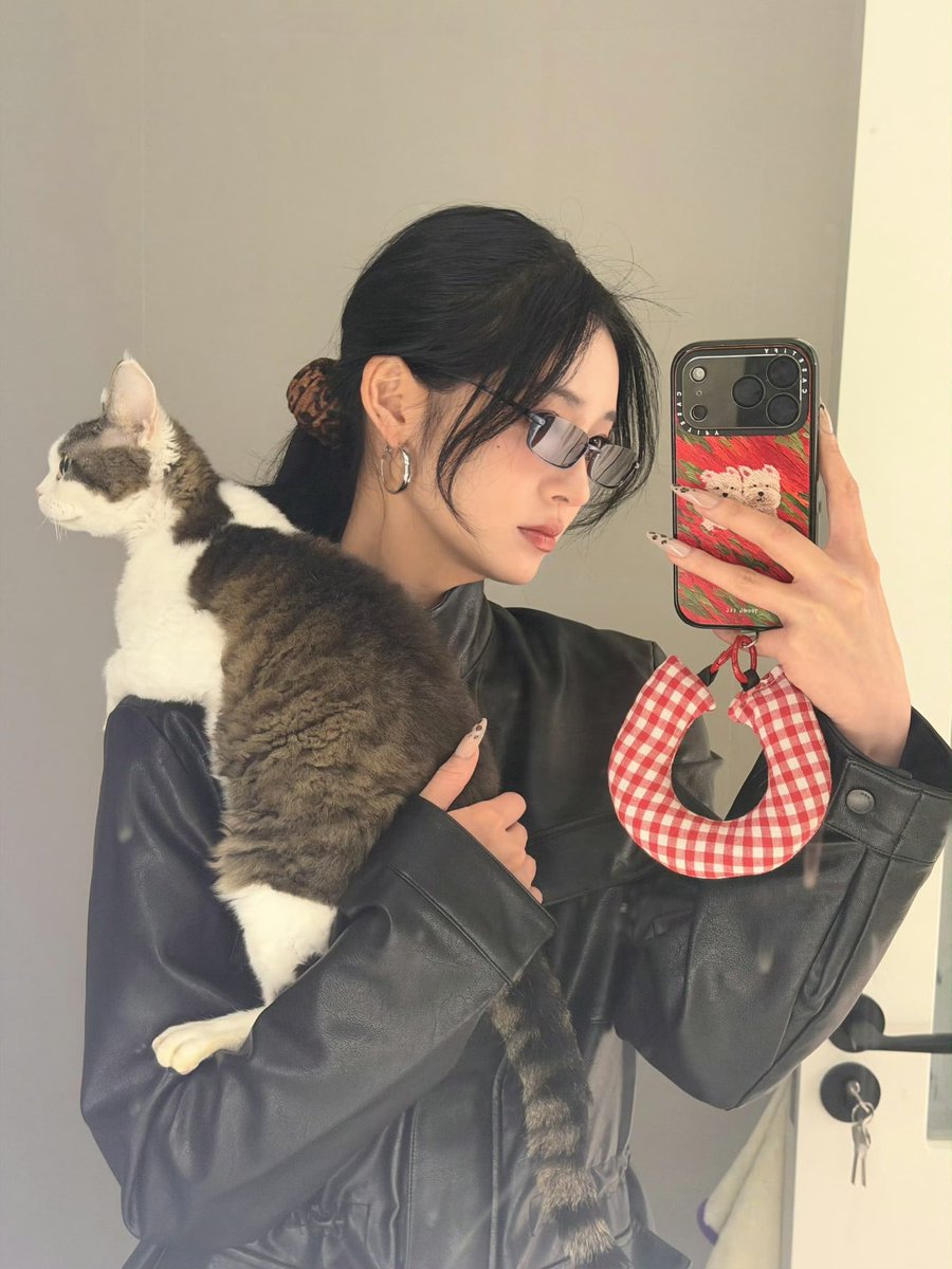 _jieqiong98's tweet photo. ❨🍒❩ 260313 - weibo update

คนสวยกับลูกชายย🐈💞

#ZhouJieqiong #周洁琼 #โจวเจี๋ยฉง 
#kyulkyung #ギョルギョン https://t.co/iJsrsPF8qn