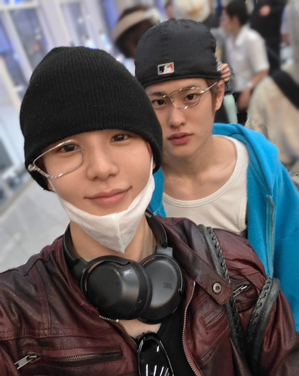 พี่โชมาบับเบิ้ลแว่นหัก พร้อมบอกว่ากลายเป็นจอมโจรคิดไปซะละ 🥹 แล้วคนพบคือโซฮีเลยพากันมาถ่ายรูปลงแบบแบ่งกันใส่หนิ 55555555 โคตรน่าเอ็นดู