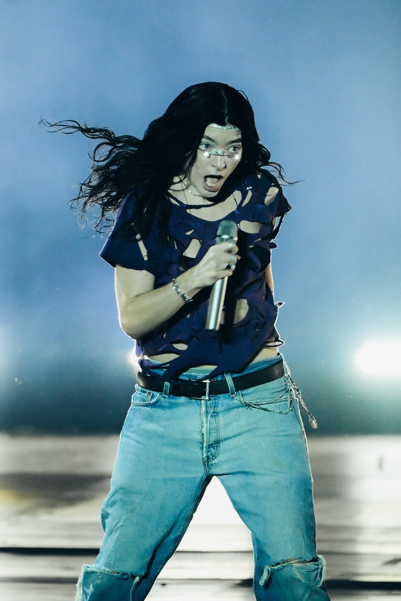 Lorde tonight at Lollapalooza Brazil [📷: @multishow, @paiva