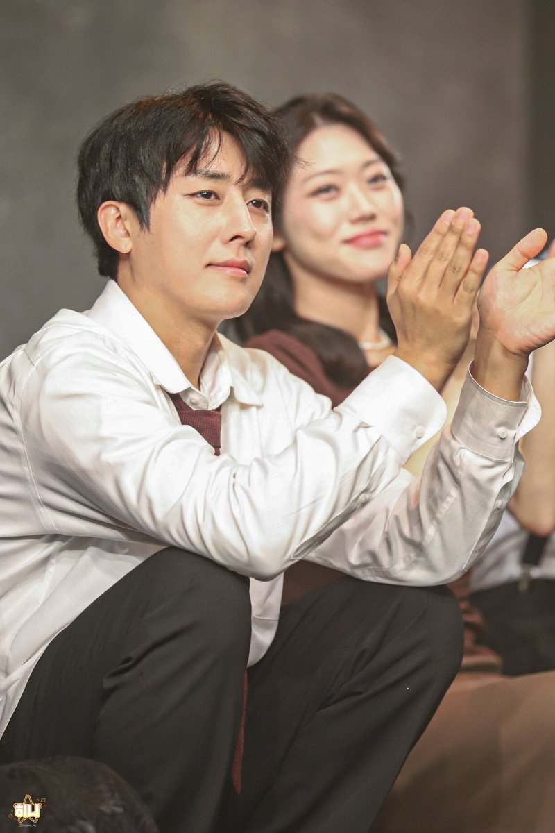 heenee__pic's tweet photo. 260322 연극 술취한사람들 커튼콜
#손호준 https://t.co/H2rrcXup1b