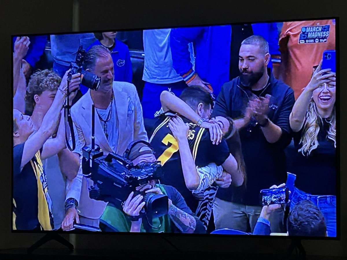 chrisshovlin's tweet photo. Our man! @AlvaroFolgue Dagger 🗡️for the @IowaHoops WIN! El Pulpo Fol🐙🏀@TheIowaHawkeyes @RMUMBasketball #GoHawkeyes #LetsGoBobbyMo #ColonialPride #RMUnite #GRIT #GoColonials #StillOurGuy 2025 @HorizonLeague #POY @MarchMadnessMBB @NCAA https://t.co/E6EFTulwMB